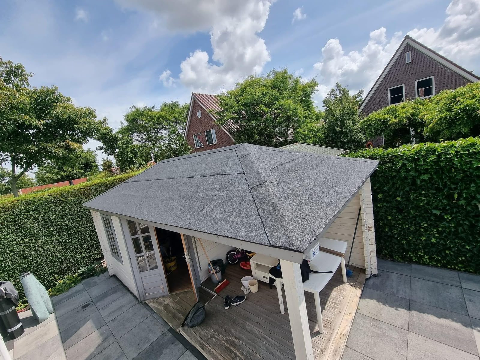 Tuinhuis met nieuwe dakbedekking