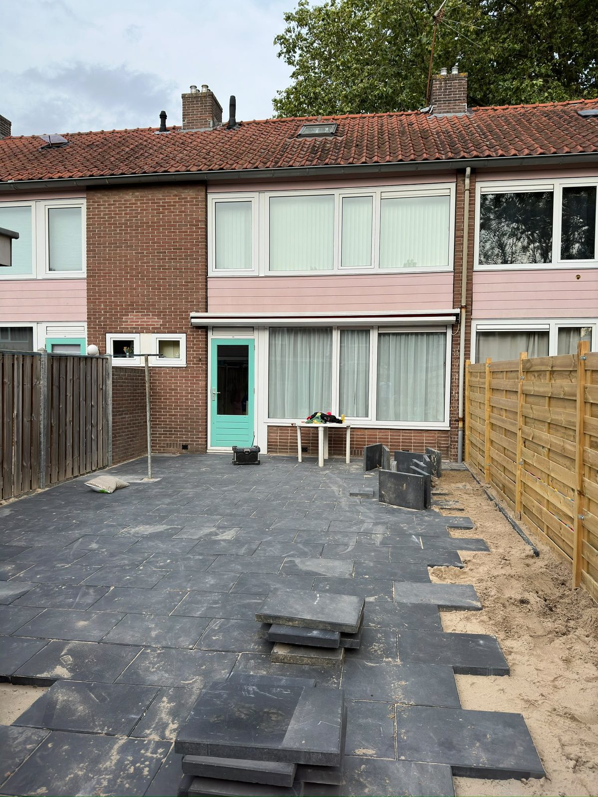 Achtertuin bestrating opgeleverd