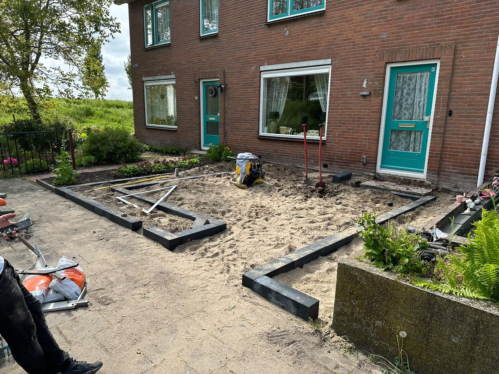 Grondwerk en opsluitbanden voortuin